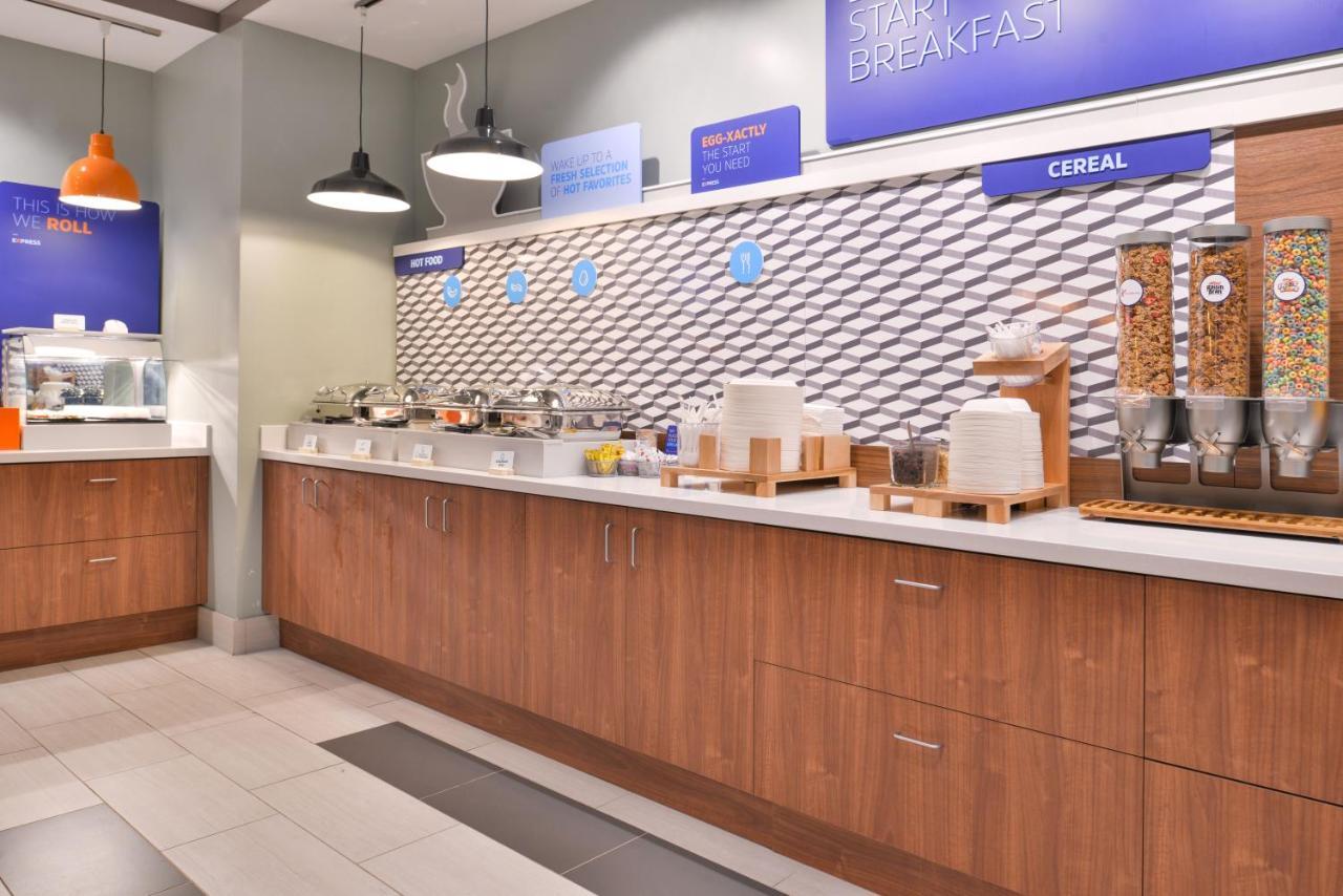Holiday Inn Express - Milwaukee Downtown By Ihg Экстерьер фото