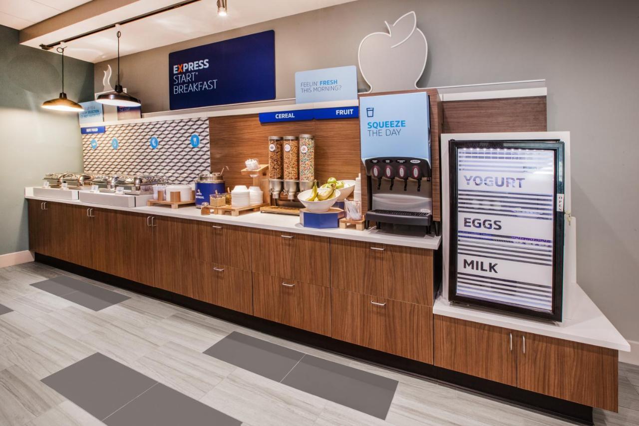 Holiday Inn Express - Milwaukee Downtown By Ihg Экстерьер фото