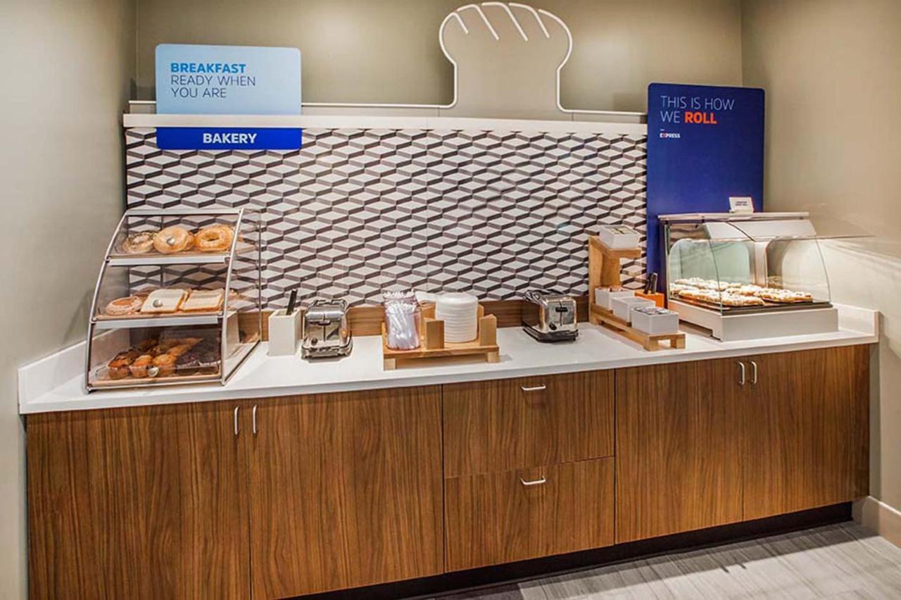 Holiday Inn Express - Milwaukee Downtown By Ihg Экстерьер фото