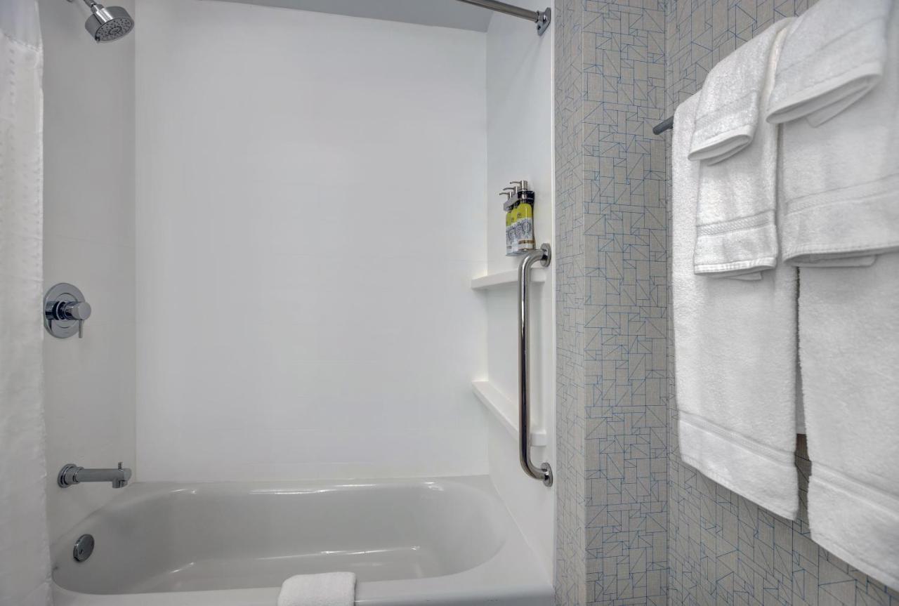Holiday Inn Express - Milwaukee Downtown By Ihg Экстерьер фото