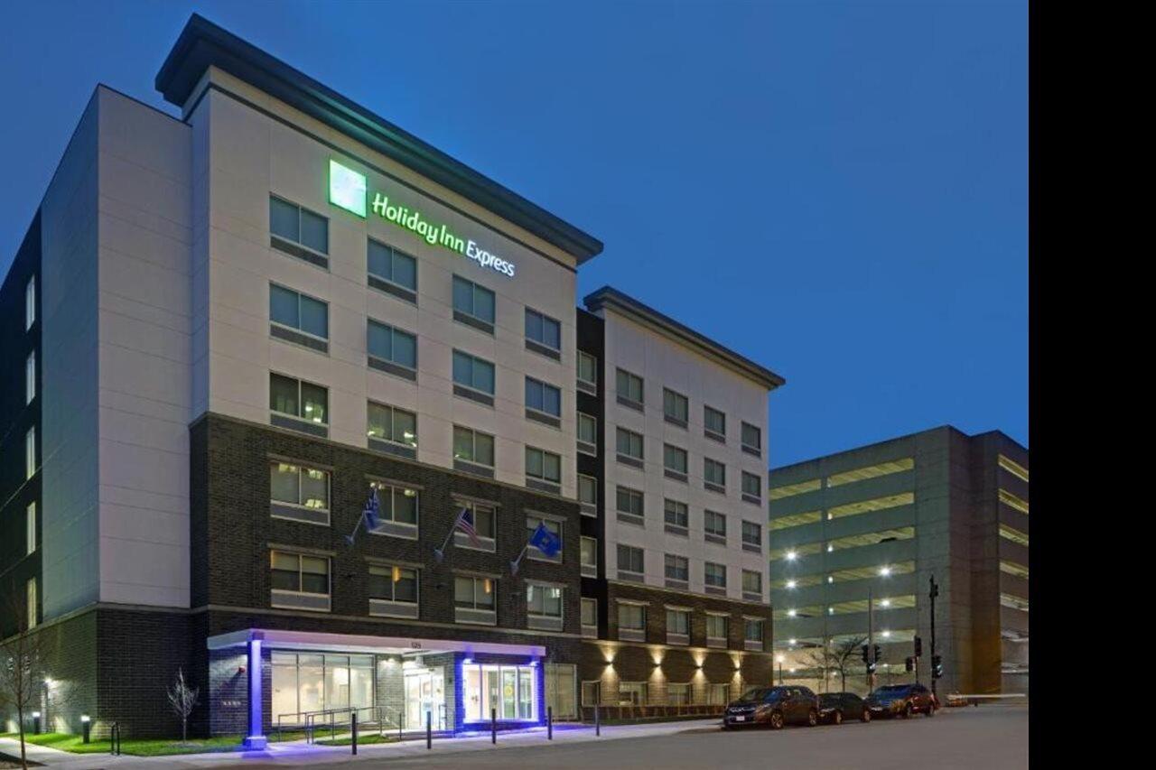 Holiday Inn Express - Milwaukee Downtown By Ihg Экстерьер фото